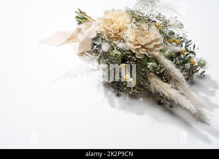Strauß getrockneter Blumen auf weißem Hintergrund Stockfoto