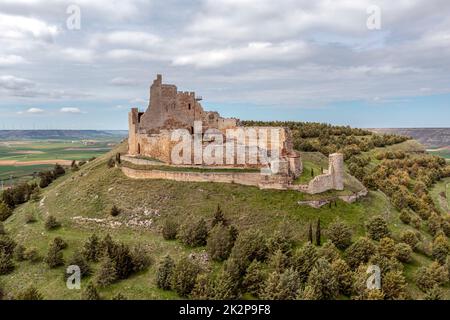 Eine prominente Burg in Ruinen auf dem Hügel - Castrojeriz, Kastilien und Leon, Spanien Stockfoto