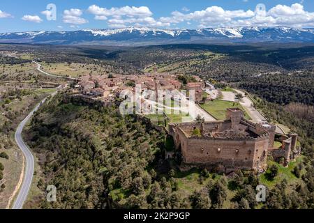 Blick auf die mittelalterliche Stadt Pedraza und ihre Burg in der Provinz Segovia Stockfoto