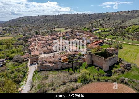 Allgemeiner Überblick über Palazuelos, Gemeinde Siguenza, Provinz Guadalajara, in der autonomen Gemeinschaft Castilla La Mancha, Spanien. Stockfoto