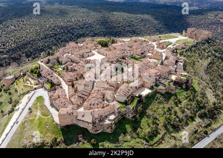 Blick auf die mittelalterliche Stadt Pedraza und ihre Burg in der Provinz Segovia Stockfoto