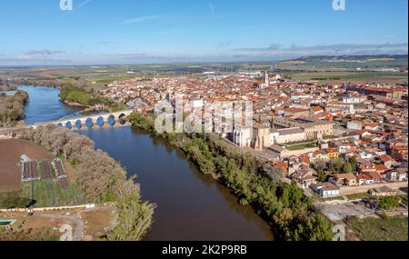 Das Dorf Tordesillas und der Fluss Douro, Valladolid, Spanien Stockfoto