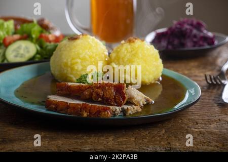 Bayerischer Schweinebraten auf Holz Stockfoto