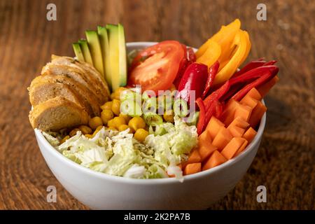 Buddha Schüssel mit Huhn auf Holz Stockfoto