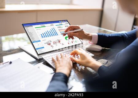 Finanzanalyst, Der Den Bildschirm Eines Convertible-Laptops Verwendet Stockfoto