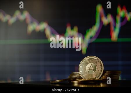 Gold Cardano ADA mit Kerzendiagramm und digitalem Hintergrund Stockfoto