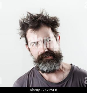 Mann mit blödem Becher Stockfoto