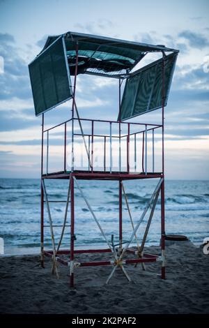 Verlassene Rettungsschwimmerstation am Meer Stockfoto