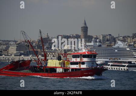 Istanbul, Türkei September- 2022 Fischerboot und Galata-Turm auf dem Bosporus Stockfoto