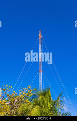 Die Strahlung des rotweißen 5G-Turms in Tulum Mexico. Stockfoto