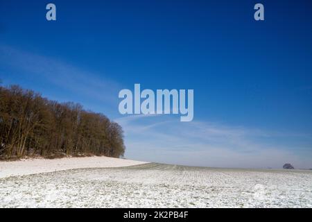 Weite offene Winterlandschaft in der Nähe des niederländischen Dorfes Simpelveld Stockfoto