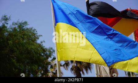 Ukrainische Flagge winkt auf dem Wind. Ukrainische Flagge mit Stoffstruktur Stockfoto