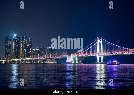 Gwangan Brücke und Wolkenkratzer in der Nacht. Busan, Südkorea Stockfoto