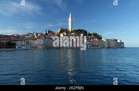 Panoramablick auf die Altstadt von Rovinj vom nördlichen Hafen. Halbinsel Istrien, Kroatien Stockfoto