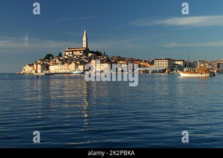 Panoramablick auf die Altstadt von Rovinj vom südlichen Hafen. Halbinsel Istrien, Kroatien Stockfoto