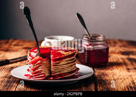 Stapel amerikanischer Pfannkuchen mit roter Beerenmarmelade Stockfoto