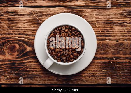 Geröstete Kaffeebohnen in Schale Stockfoto