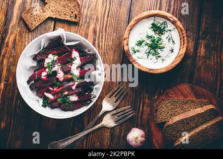 Gebackene Rüben Pommes mit griechischem Joghurt und Dill Stockfoto