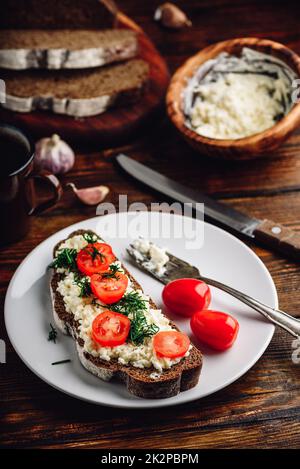 Roggenbrot Toast mit verarbeitetem Käse, Knoblauch und Tomaten Stockfoto