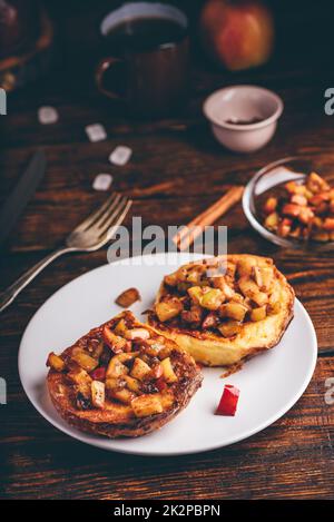 French Toast mit karamellisiertem Apfel Stockfoto