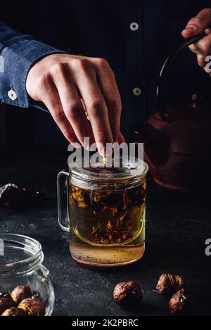 Ziehzeit roter Tee im Glas mug Stockfoto