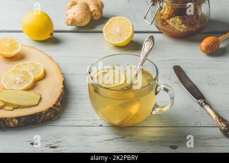 Tasse Tee mit Zitrone, Honig und Ingwer Stockfoto