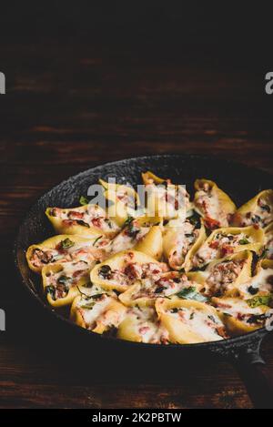 Eine Pfanne gefüllte Jumbo-Muscheln-Pasta Stockfoto