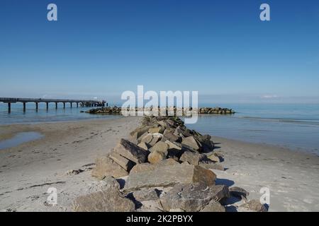 Am Strand, Ebbe, ostsee, Meeresbrücke und Steinbrücken, SchÃ¶nberger Strand, SchÃ¶nberg, Schleswig-Holstein, Norddeutschland Stockfoto