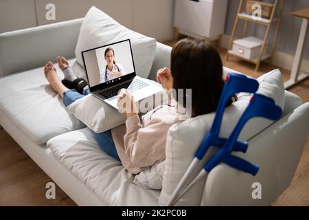 Patient Schaut Sich Online-Video-Konsultation An Stockfoto