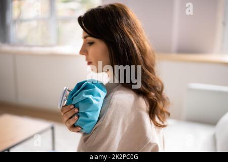 Auftragen Des Wiederverwendbaren Eisbeutels Stockfoto