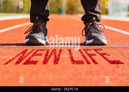 Mann steht neben Linie und Worte NEUES LEBEN Stockfoto