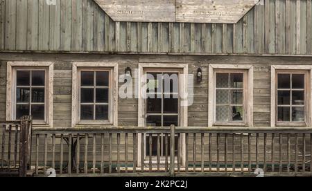 Fassade mit vielen Fenstern von einem Haus in einer westlichen Stadt Stockfoto