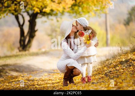 Bezaubernd schöne Mutter geht mit kleinen Tochter Mädchen Stockfoto