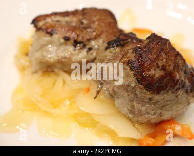 Köstliches Gericht gegrilltes Sirloin bis auf den Punkt mit Pfeffer- und Zwiebelsauce Stockfoto