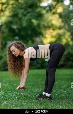 Frau tun Dehnübungen vor dem Ausführen Stockfoto