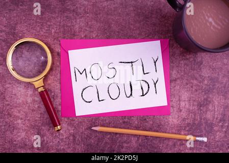 Textschild mit überwiegend Bewölkt. Konzeptuelles Foto schattige vaporöse Foggy Fluffy nebulösen Wolken Skyscape Stockfoto