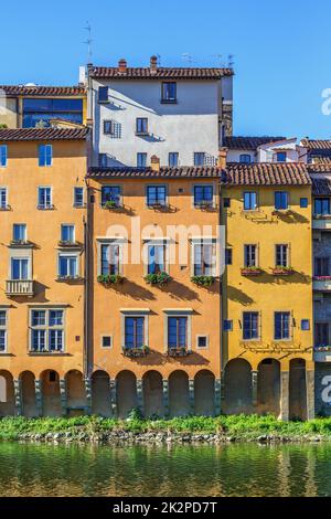 Appartementhaus am Arno in Florenz Stockfoto