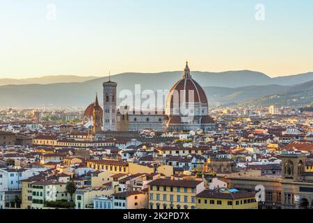 Blick auf Florenz bei Sonnenuntergang mit Cattedrale di Santa Maria del Fiore Stockfoto