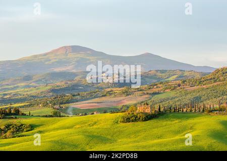 Blick auf Täler und Hügel in der Toskana, Italien Stockfoto