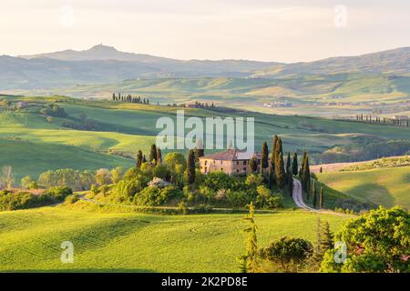 Haus auf einem Hügel in der Toskana Landschaft Stockfoto