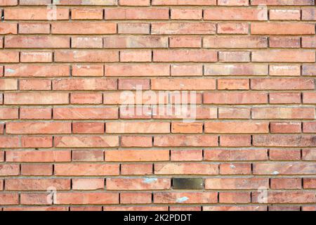 Hintergrund einer Wand aus orangefarbenen Klinkerziegeln Stockfoto