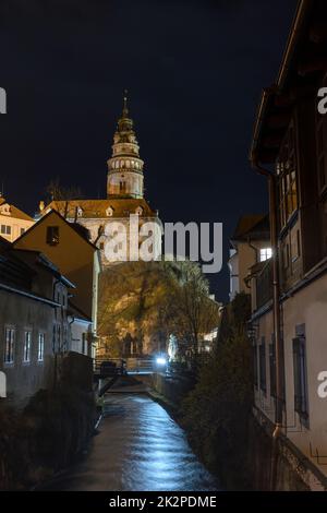 Schloss von Cesky Krumlov bei Nacht. Vertikal. Stockfoto