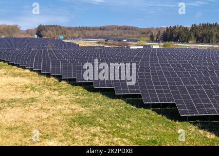 Erzeugung sauberer Energie mit Solarmodulen in einem großen Park in der Nähe der Autobahn A7 in Norddeutschland. Stockfoto