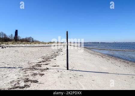 Ein mit Seilen und Pfählen abgegrenzter Bereich am Ostseestrand. Stockfoto