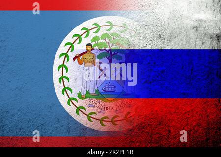 Nationalflagge der Russischen Föderation mit Nationalflagge von Belize. Grungen Hintergrund Stockfoto