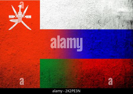 Nationalflagge der Russischen Föderation mit dem Sultanat Oman Nationalflagge. Grunge Hintergrund ÐºÐ¾Ð¿Ð¸Ñ Stockfoto