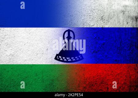 Nationalflagge der Russischen Föderation mit dem Königreich Lesotho Nationalflagge. Grungen Hintergrund Stockfoto