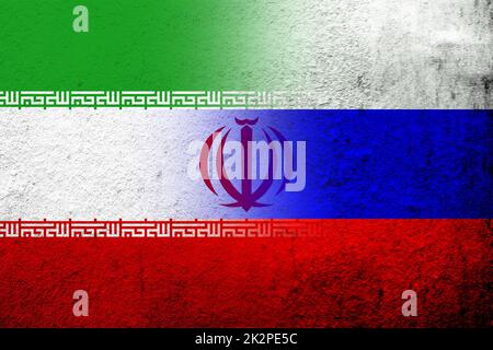 Nationalflagge der Russischen Föderation mit der Islamischen Republik Iran Nationalflagge. Grungen Hintergrund Stockfoto