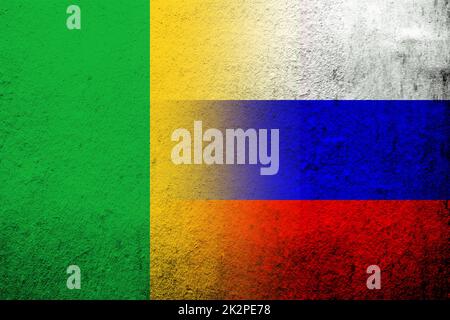 Nationalflagge der Russischen Föderation mit der Republik Mali Nationalflagge. Grungen Hintergrund Stockfoto