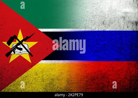 Nationalflagge der Russischen Föderation mit der Republik Mosambik Nationalflagge. Grungen Hintergrund Stockfoto